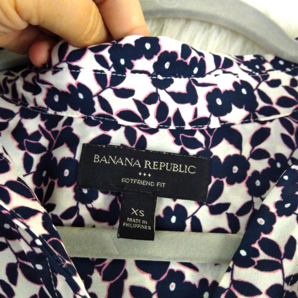 Banana Republic Boyfriend Fit V Neck Floral Top Size XS - Picture 9 of 9
